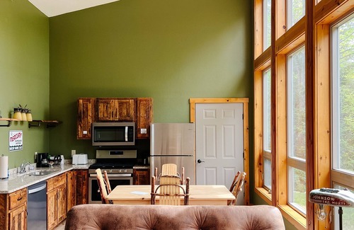Mercer Cabin | Top-Rated Cranberry Inn of Mercer with Family-Friendly Dining
