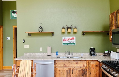 Mercer Cabin | Top-Rated Cranberry Inn of Mercer with Family-Friendly Dining