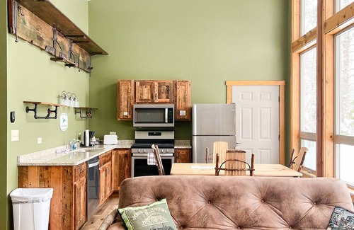 Mercer Cabin | Top-Rated Cranberry Inn of Mercer with Family-Friendly Dining