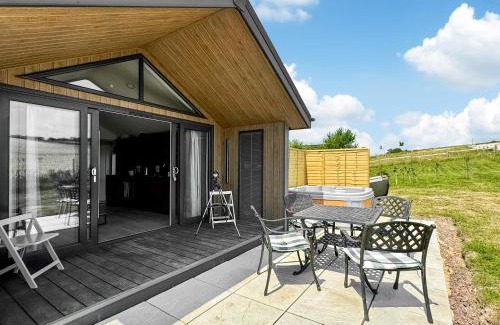 East Woodyates House | Discover Cranbourne Chase Stargazer - Family Friendly Retreat