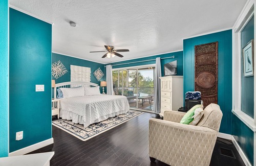 Historic Downtown Melbourne Bed & Breakfast | Idyllic Crane Creek Inn Heron Room: Waterfront Pool Retreat