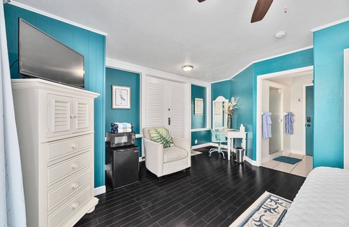 Historic Downtown Melbourne Bed & Breakfast | Idyllic Crane Creek Inn Heron Room: Waterfront Pool Retreat