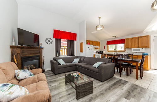 Central Elgin Cottage | Beachside Comfort at Crane on Bessie - Pet Friendly Stay!
