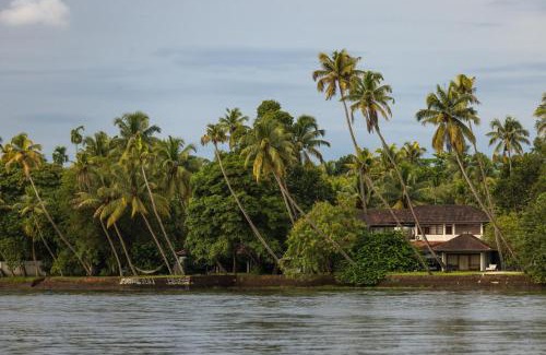 Puthenvelikara Resort | Discover Cranganor History Café & Riverside Château Retreat