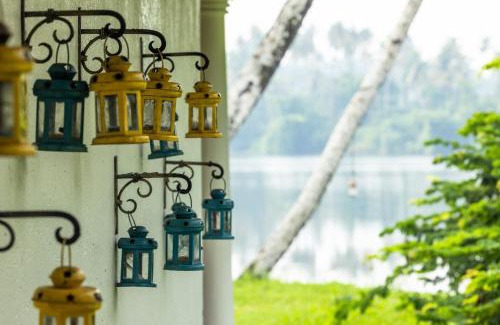 Puthenvelikara Resort | Discover Cranganor History Café & Riverside Château Retreat