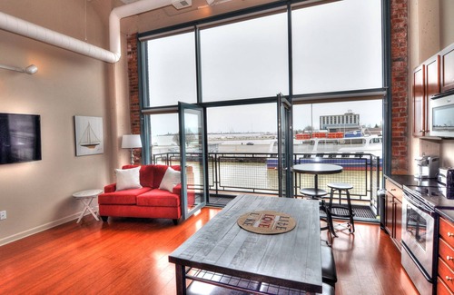 Sandusky Condo | Elevate Your Summer Escape with Spa and Lake Views