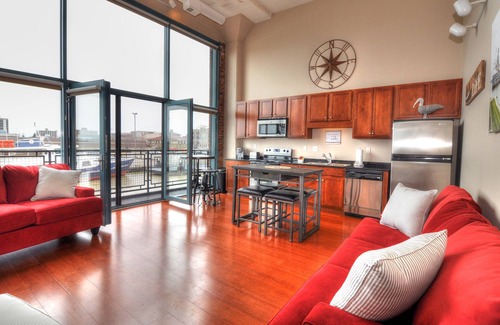 Sandusky Condo | Elevate Your Summer Escape with Spa and Lake Views