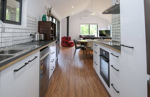Wandiligong House | Exceptional Cranmore Cottage - Pet Friendly & Family-Oriented