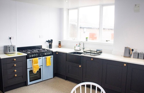 Cullen Cottage | CRANNOCH SELF CATERING, pet friendly, with hot tub in Cullen