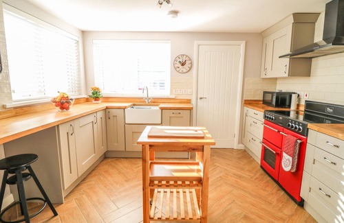 Carnlough Cottage | Pet-Friendly Cranny Corner Cottage with Oceanfront Views