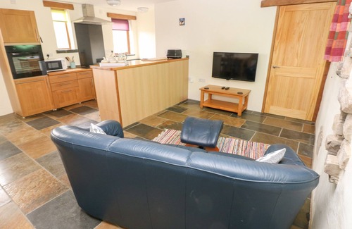 Narberth Cottage | Romantic Cranny Cottage in Narberth with Family Amenities