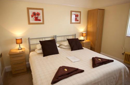 East Grinstead House | Discover Cranston House: Rated 8.5/10 with Fine Dining