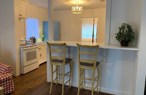 McKinney Cottage | Perfect Getaway: Crape Myrtle Cottage in Historic McKinney