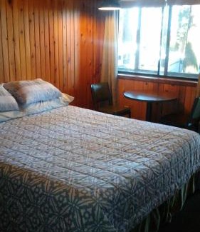 Rocky Point Resort | Pet-Friendly Retreat at Crater Lake Gateway-Rocky Point Resort