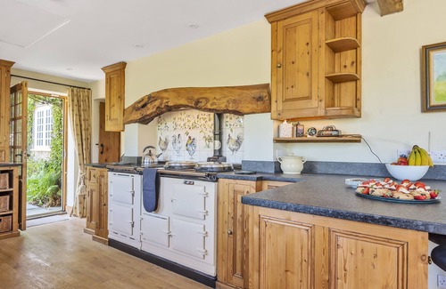 Cheselbourne Cottage | Stylish Creaky Cottage: Ocean View & Pet Friendly Retreat