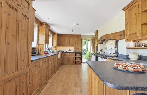 Cheselbourne Cottage | Stylish Creaky Cottage: Ocean View & Pet Friendly Retreat