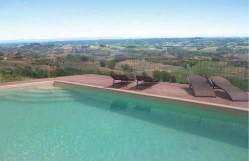 Cardona House | Pet-Friendly Retreat at Crealto with Pool & Breakfast