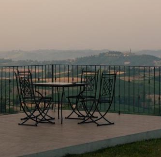 Cardona House | Pet-Friendly Retreat at Crealto with Pool & Breakfast