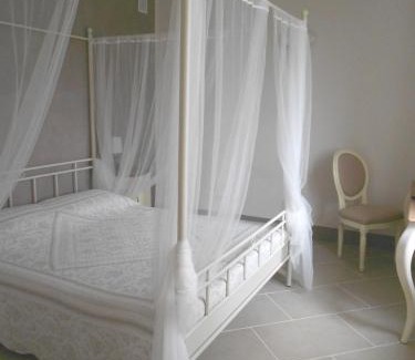 Cardona House | Pet-Friendly Retreat at Crealto with Pool & Breakfast