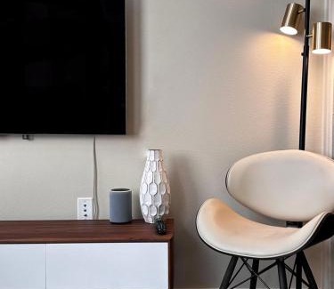 Mid-Wilshire Apartment | Relaxing Oceanfront Apartments in CA with Spa & Pool
