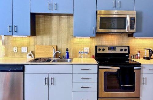 Mid-Wilshire Apartment | Relaxing Oceanfront Apartments in CA with Spa & Pool