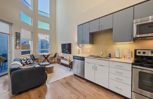 Mid-Wilshire Apartment | Relaxing Oceanfront Apartments in CA with Spa & Pool