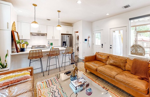 Blackshear-Prospect Hill House | Creative & Cozy | Walkable East Austin Locale | Screened Porch, Fenced Yard