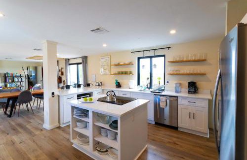 Johnson City House | Creator Cabin - Retreat for 8