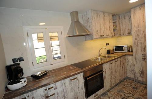 Egira Apartment | Waterfront Bliss at Crecian - Guest Rated 9.9/10