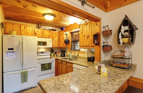 McCaysville Cabin | Relax at Creek Bend Escape: Hot Tub & River Views Await!