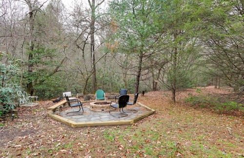 McCaysville Cabin | Relax at Creek Bend Escape: Hot Tub & River Views Await!