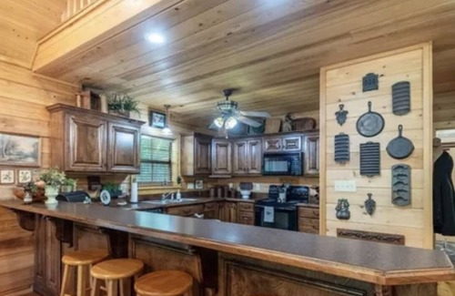 Maggie Valley Cabin | Scenic Creekfront Cabin Steps from Downtown Attractions