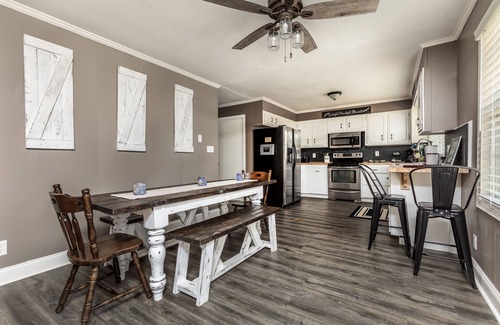 LaGrange House | Discover Creek Lodge - LaGrange's Hidden Gem with Lake Views