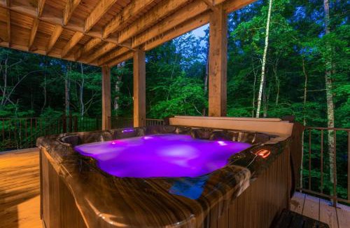 Foxfire Estates House | Relaxing Creek Songs: Hot Tub, Sauna & Fire Pit Awaits