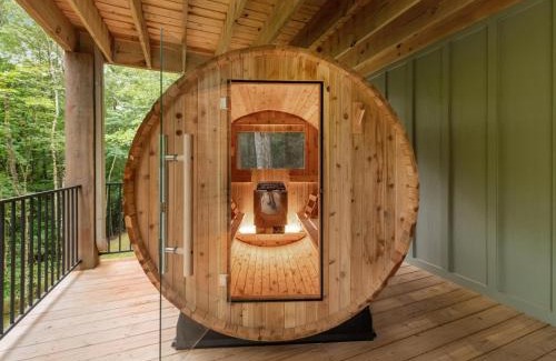 Foxfire Estates House | Relaxing Creek Songs: Hot Tub, Sauna & Fire Pit Awaits
