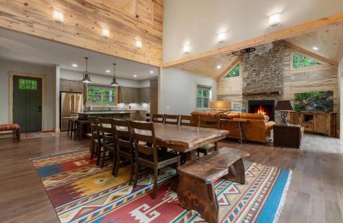 Foxfire Estates House | Relaxing Creek Songs: Hot Tub, Sauna & Fire Pit Awaits