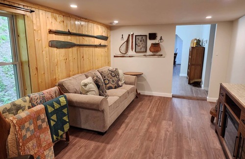 Tannersville Cabin | Creekberry: Secluded Cabin Retreat with Free Pet Stay