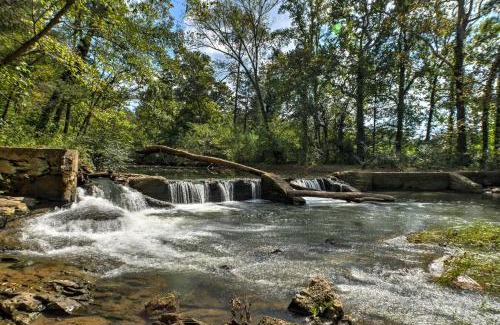 Ooltewah House | Creekfront Cabin Near Chattanooga with Inviting Hot Tub