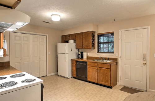 Ooltewah Cabin | Cozy Creekfront Cabin Near Chattanooga with Hot Tub