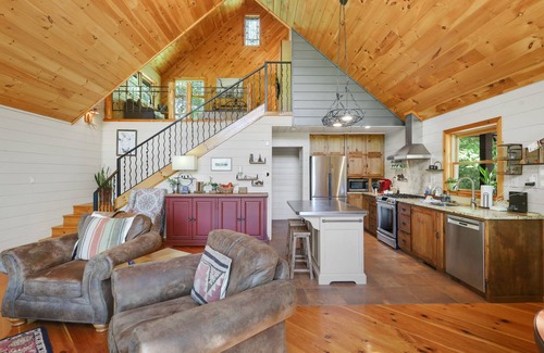 Mineral Bluff Cabin | Private CreekFront Cabin with Game Tables & Pet-Friendly Stay