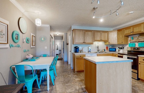 Neskowin Condo | Idyllic Creekfront Condo with Beach Access and Ocean Views