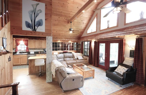 Gatlinburg - Pigeon Forge Cottage | Serene Creekfront Retreat with Spa and Pool Access