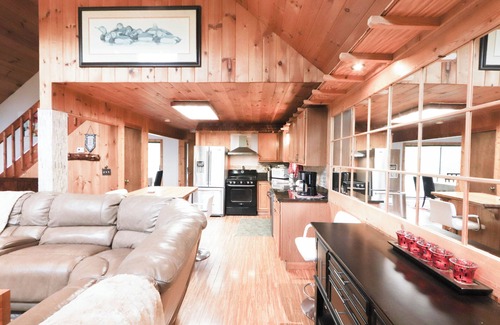 Gatlinburg - Pigeon Forge Cottage | Serene Creekfront Retreat with Spa and Pool Access