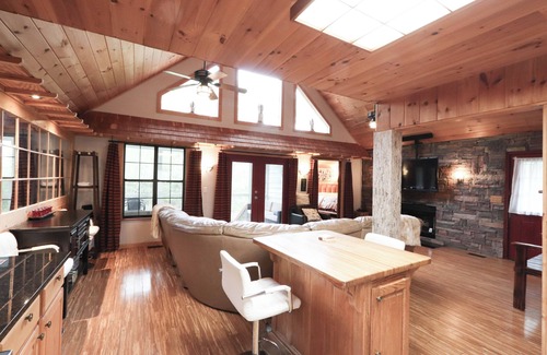 Gatlinburg - Pigeon Forge Cottage | Serene Creekfront Retreat with Spa and Pool Access