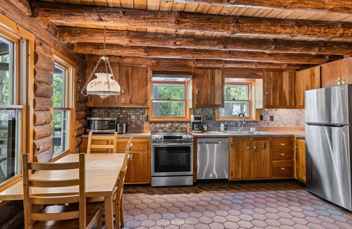 Bushkill Cabin | Rustic Log Cabin Retreat by the River with Pool & Spa