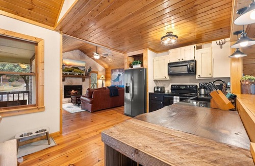 Blue Ridge Cabin | Creekfront Retreat: Hot Tub, Game Room & Scenic Views