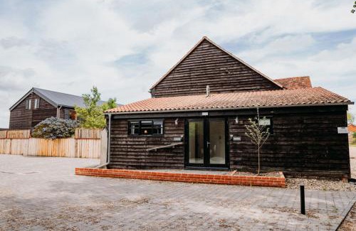 Burnham-on-Crouch Hotel | Child-Friendly Getaway at Creeksea Place Barns with Hot Tub