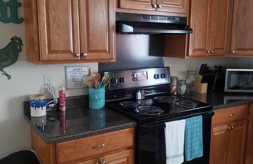 Murfreesboro Condo | Creekside #4: Your Ideal Retreat with Lake Views & Pool