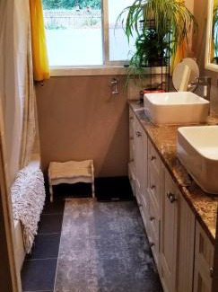 Thurston House | Relaxing Creekside Bed and Breakfast with Hot Tub Access