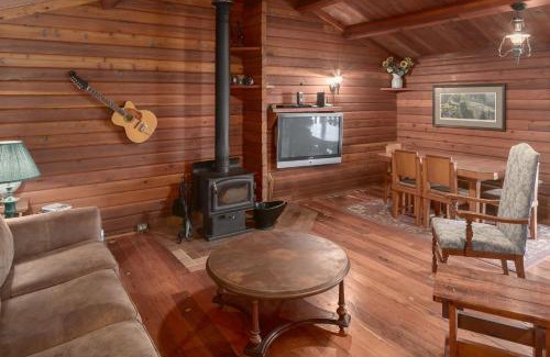 East Kootenay House | Pet-Friendly Creekside Cabin with Family Amenities